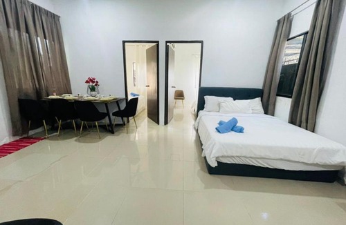 Batu Ferringhi Ski Chalet | Ferringhi Beach Guesthouse-3bed