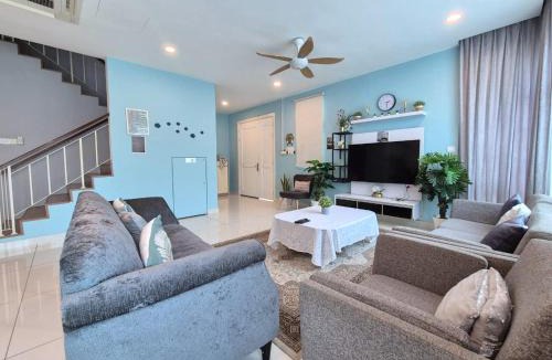 Batu Ferringhi House | FERRINGHI RESORT 5-BEDROOM with POOL, BBQ SET, WiFi, Netflix & WALK to BEACH