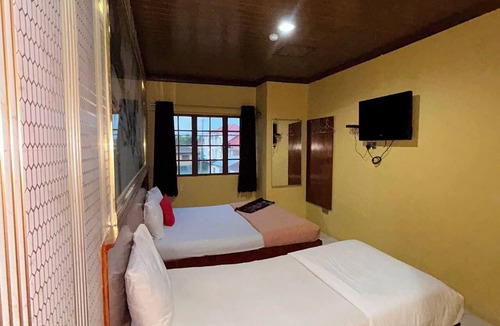 Wakaf Che Yeh Hotel | Fifteen Avenue Inn by StayZy