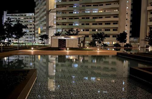 Quezon City Apartment | FREE Parking, Pool, Gym, Netflix, Wi-fi, PS4!