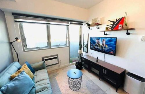 Quezon City Apartment | FREE Parking, Pool, Gym, Netflix, Wi-fi, PS4!