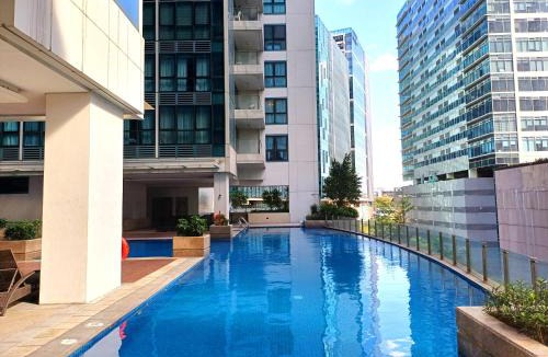 Pinagsama Apartment | FREE Welcome Breakfast, BGC 1BR, 300Mbps Fiber, Steps to Mitsukoshi & Uptown, 29K