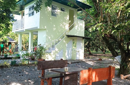Naujan House | Fully furnished house, a café & pool in a forest!