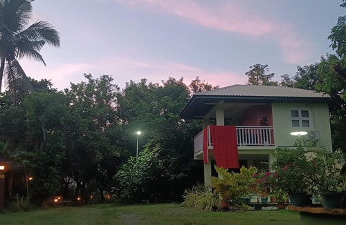 Naujan House | Fully furnished house, a café & pool in a forest!