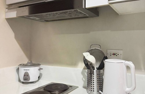 San Antonio Apartment | Fully Furnished Makati Condo with FAST Wi-Fi and Queen Bed