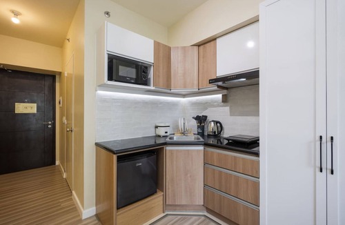 Cebu Apartment | Furnished Studio | Pool View, WiFi, Netflix and Pool