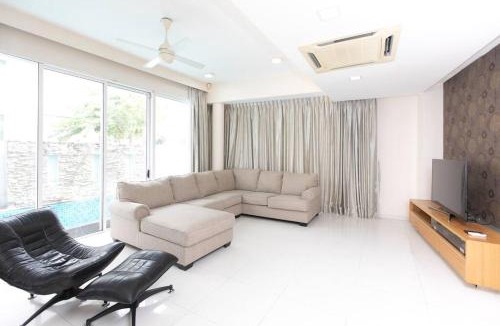 Downtown George Town House | GeorgeTown PrivatePool Snooker 25Pax BBQ