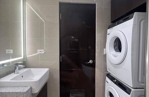 Taguig Condo | Glamorous stay at Uptown Parksuites BGC