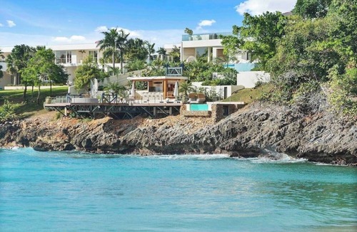 El Limon Villa | Gorgeous Beach House Perched Right Over the Ocean