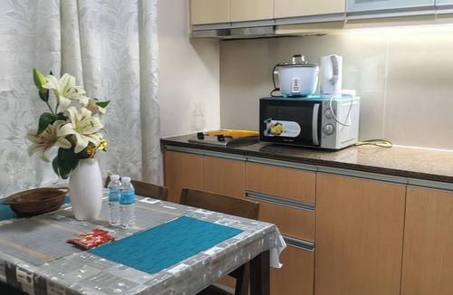 Pasay Condo | Grand Staycation Near NAIA 3 Smart TV, Hot Shower & Pool