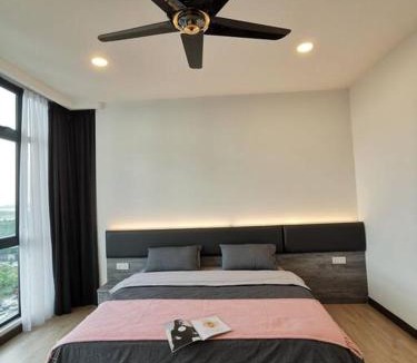 Masai Apartment | Grand Suites 4BR 12Pax Gathering First Choice WIFI NETFLIX! 60"TV By STAY