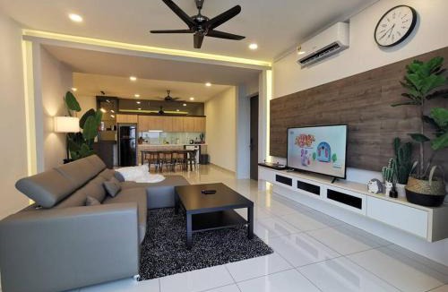 Masai Apartment | Grand Suites 4BR 12Pax Gathering First Choice WIFI NETFLIX! 60"TV By STAY