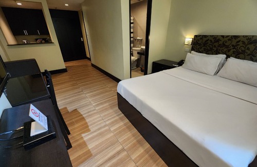Calamba Hotel | Green Glass Hotel