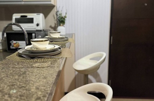 Legazpi Village Condo | Greenbelt Hamilton | Free Pool Access, 10 mins walk to Glorietta, Landmark etc