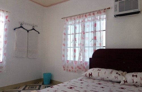 Dauis Hostel | HAPPY HOME along the highway. Near bikini beach 5rooms