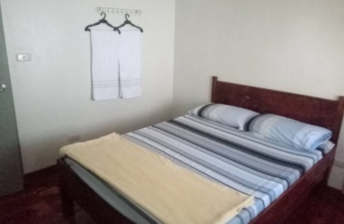 Dauis Hostel | HAPPY HOME along the highway. Near bikini beach 5rooms