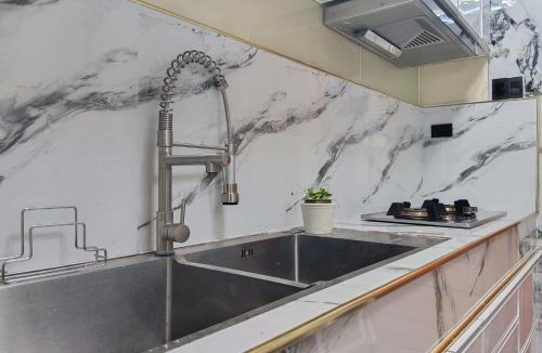 Castillejos Hostel | Hidden Koi Staycation - 2 Bedroom
