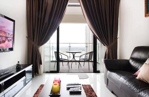 Central District Apartment | High-Floor 2BR Suite, Water Views, Free Parking