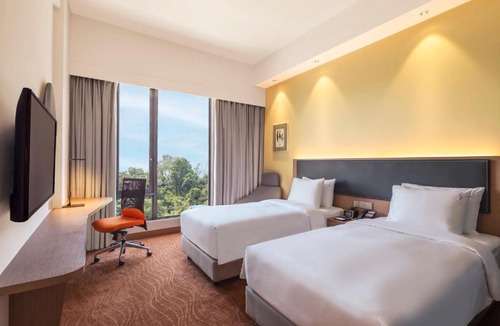 Downtown Kota Kinabalu Hotel | Holiday Inn Express Kota Kinabalu City Centre by IHG