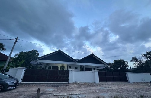 Kampung Pengkalan Maras House | Homestay Anaza
