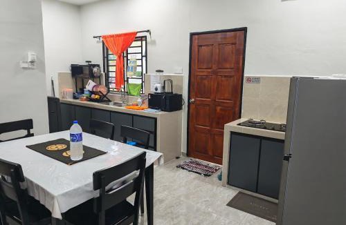 Parit Raja House | Homestay Ayong
