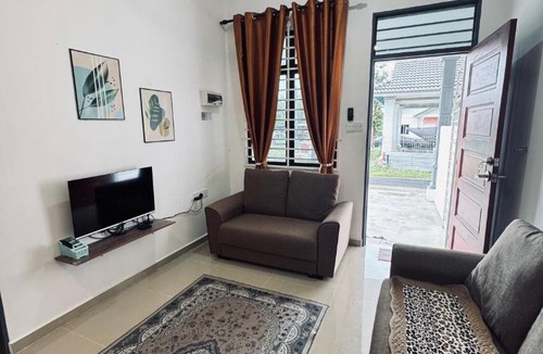 Kampung Tanjung Mas House | Homestay CikguMa 1 - WiFi & Netflix