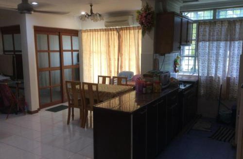 Kampung Teluk Kemang Apartment | Homestay Dayani Musleem