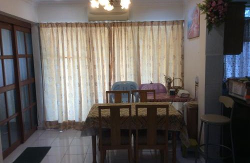 Kampung Teluk Kemang Apartment | Homestay Dayani Musleem