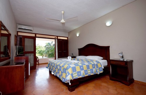 El Batey Hotel | Hotel room with breakfast, pool/restaurant/Wi-Fi/TV/AC, near everything
