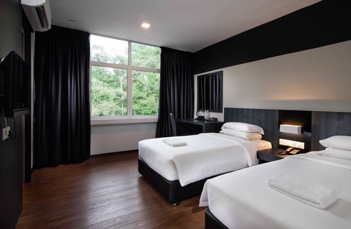 Taman Selamat Hotel | Hotel Waterfall