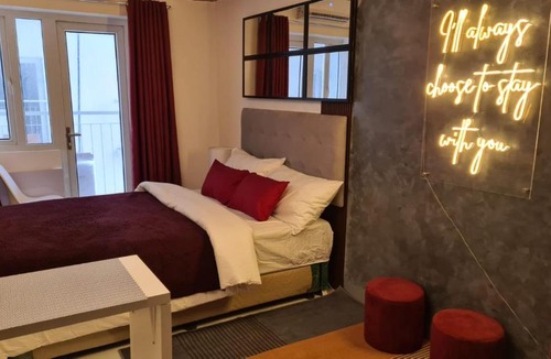 South Triangle Hotel | I'll Stay With You - with Public Pool & 100 Mbps Fibre at Victoria Sports Tower