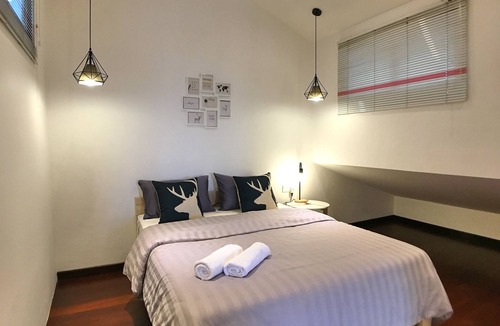 Downtown George Town House | iBook10 Deluxe Loft Suite Room by iBook Homestay