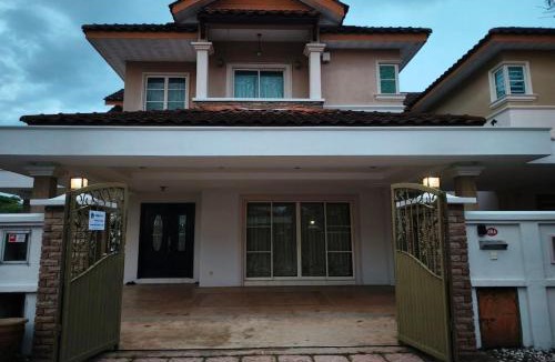 Tambun House | IPOH PRIVATE POOL VILLA 6BR 23pax