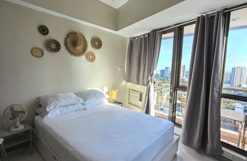 Legazpi Village Condo | Isla Room by Lakbay Urban Living
