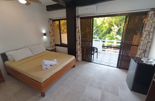 Puerto Galera Resort | Jalyn's Resort & Restaurant
