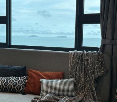 Downtown Kota Kinabalu Apartment | Jesselton Quay l Family Suite l Deluxe l Sunset Seaview l 2R1B l 5 pax