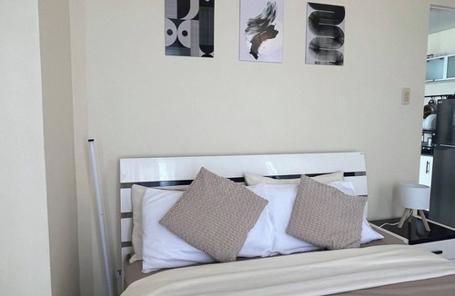 Ermita Night District Hotel | JFS Cozy 1-bedroom Staycation in beautiful Manila - Near US Embassy