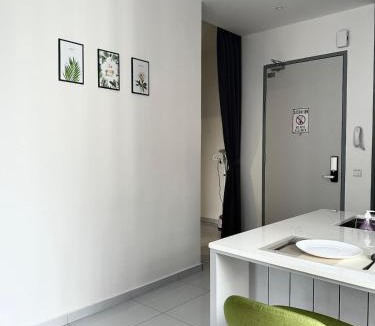 Bukit Indah Apartment | Joan's Hideout Sky Trees Serviced Apartment 4 pax JB Aeon Bukit Indah