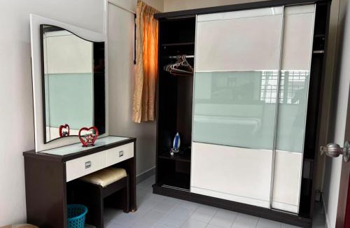 Taman Desa Cemerlang House | johor bahru corner party house 4bedroom 3bathroom 15pax