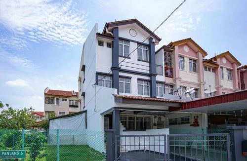 Desa Titi Panjang House | Jovial Modern Stylish Townhouse 8pax - BM Icon City