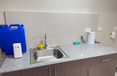 Ermita Condo | “JP Solana Staycation – Cozy Studio Near SM Manila with Pool & Gym Access!”