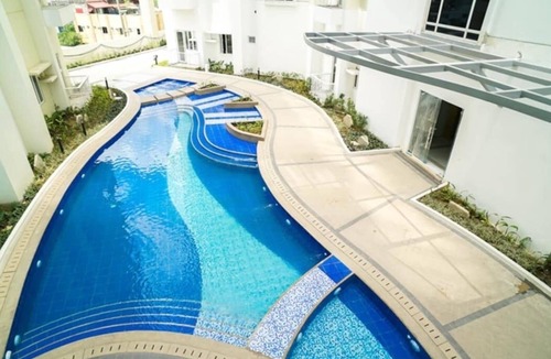 Ermita Condo | “JP Solana Staycation – Cozy Studio Near SM Manila with Pool & Gym Access!”