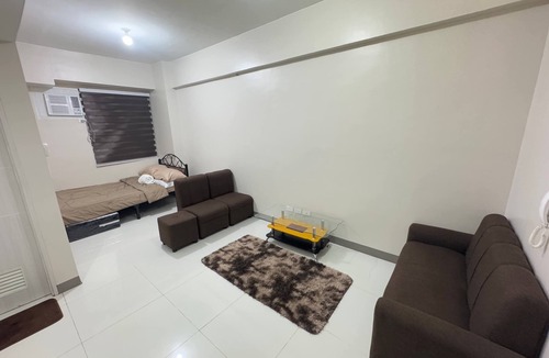 Ermita Condo | “JP Solana Staycation – Cozy Studio Near SM Manila with Pool & Gym Access!”