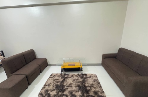 Ermita Condo | “JP Solana Staycation – Cozy Studio Near SM Manila with Pool & Gym Access!”