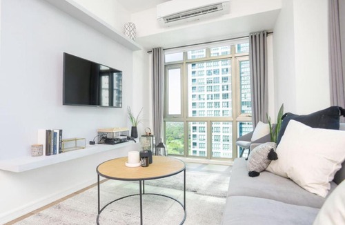 Bonifacio Global City Apartment | Julias Upscale Airy Getaway 1 BR Golf View