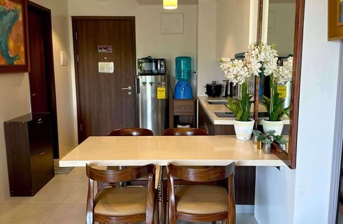 Maribago Condo | Kate & Keith's Place Deluxe Studio Suite at Tambuli Seaside Resort & Spa