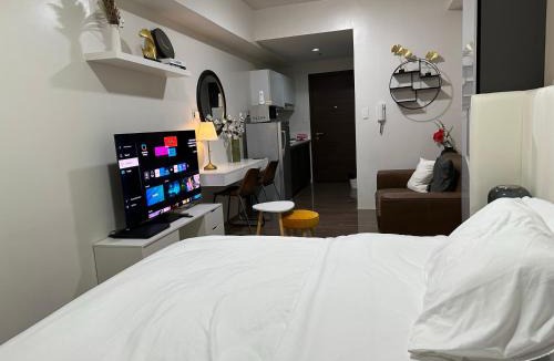San Antonio Apartment | King-size Bed Makati Condo