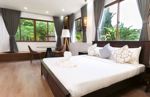 Tagaytay Hotel | King Suite at The Glens — Tagaytay Garden Resort, Pool & Jacuzzi