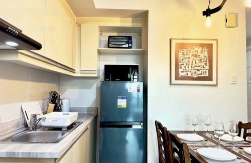 Legazpi Village Condo | KL Tower - Cozy 1BR Deluxe with Balcony near Greenbelt Mall