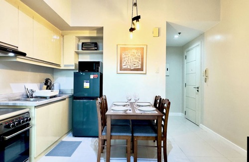 Legazpi Village Condo | KL Tower - Cozy 1BR Deluxe with Balcony near Greenbelt Mall